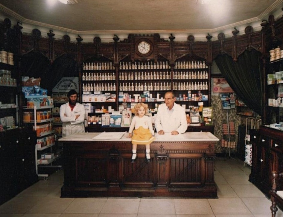 Foto de la antigua farmacia con Manuel Lacadena, Carlos Lacadena y Jara Lacadena
