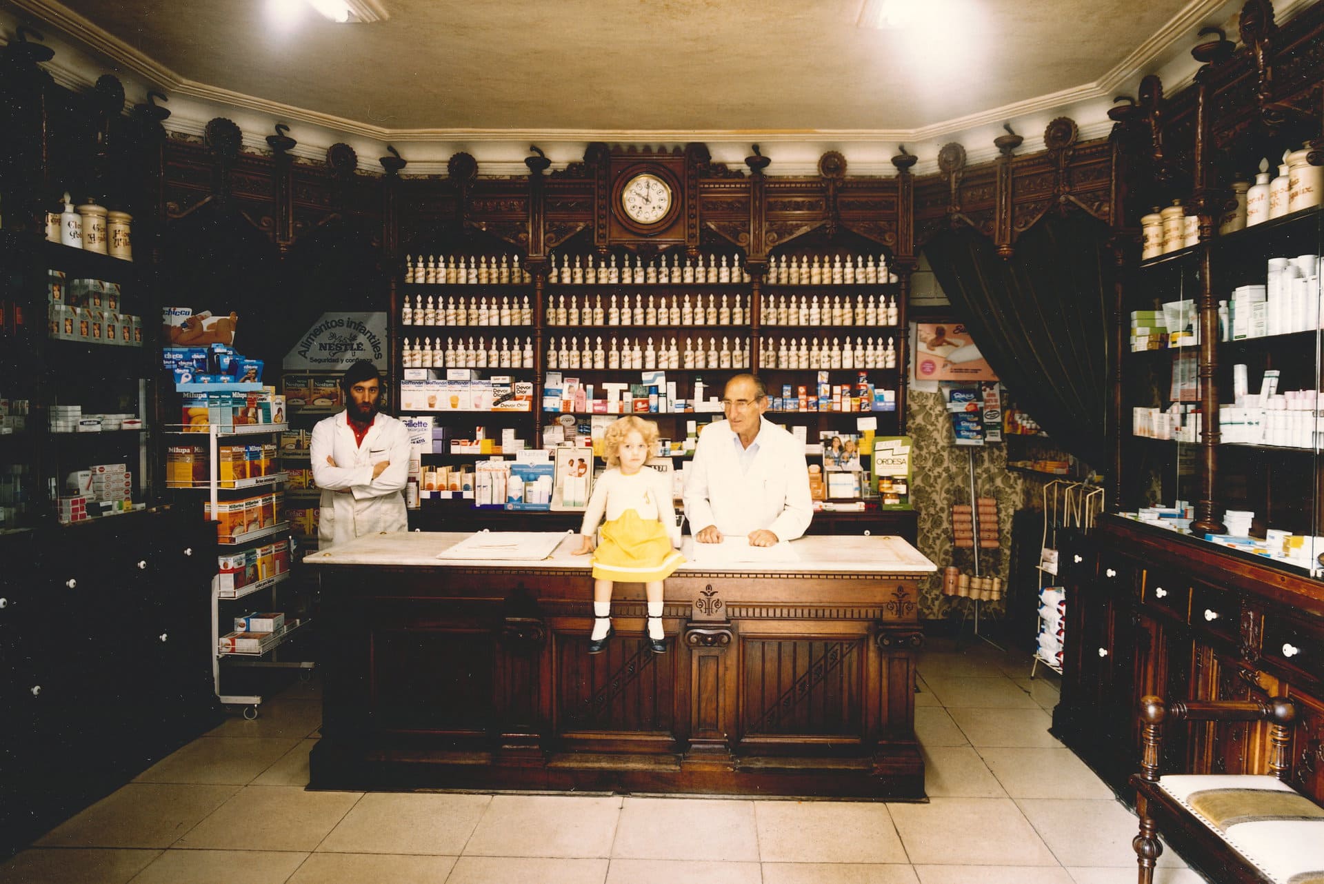 Foto de la antigua farmacia con Manuel Lacadena, Carlos Lacadena y Jara Lacadena