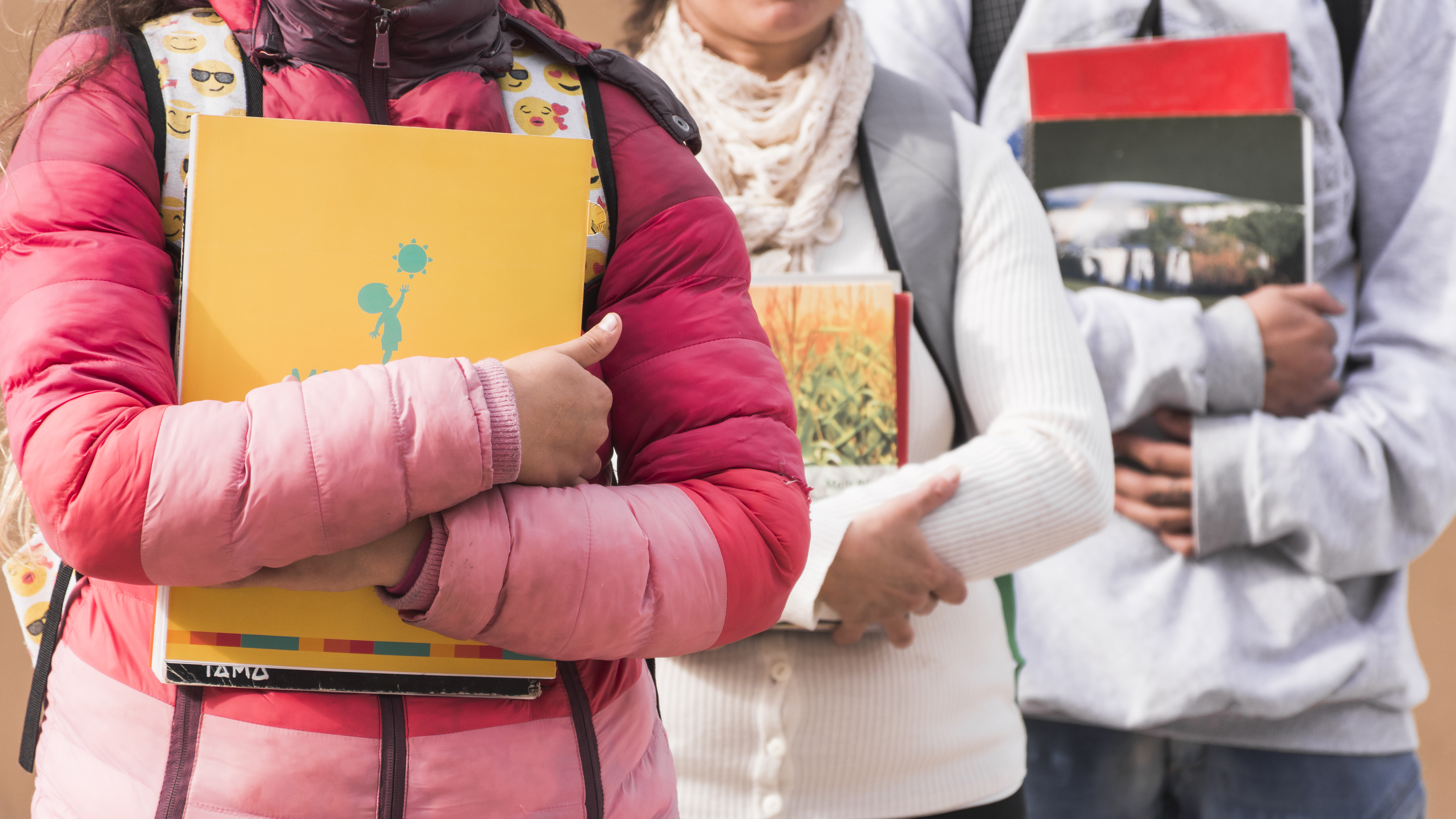 jeunes enfants avec des cahiers