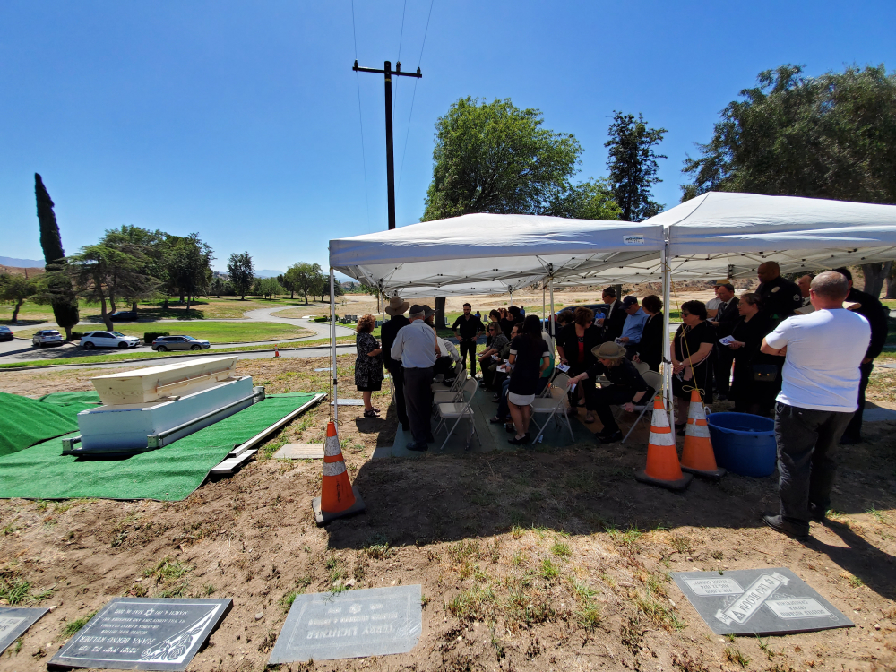 Jewish Burial Ceremony for a Former LAPD Officer, Paying Respects