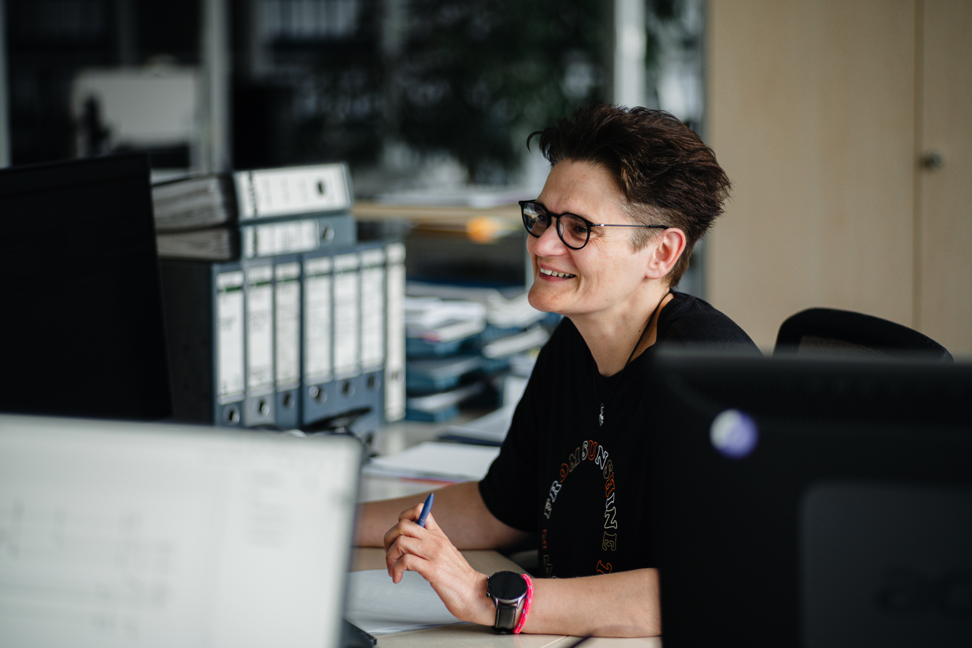 Konstrukteur bei der Entwicklung eines maßgefertigten Datenschrank-Gehäuses – CAD-Planung im professionellen Gehäusebau.