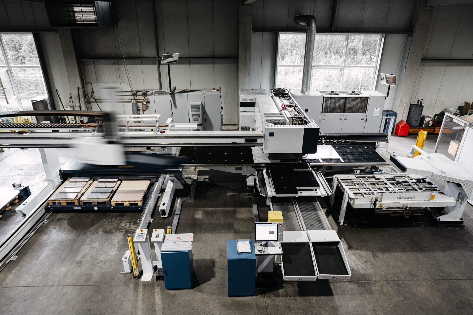 Laserschneidanlage beim präzisen Zuschnitt von Metallteilen für den Gehäusebau.