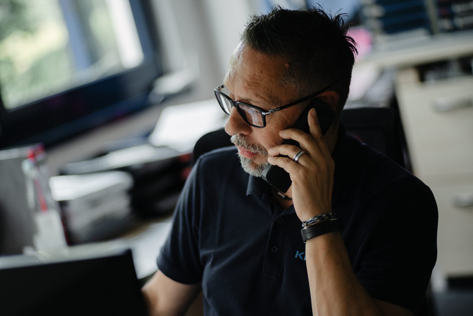 Mitarbeiter bei der Qualitätskontrolle – Gehäusebau nach ISO 9001 zertifiziertem Prozess.
