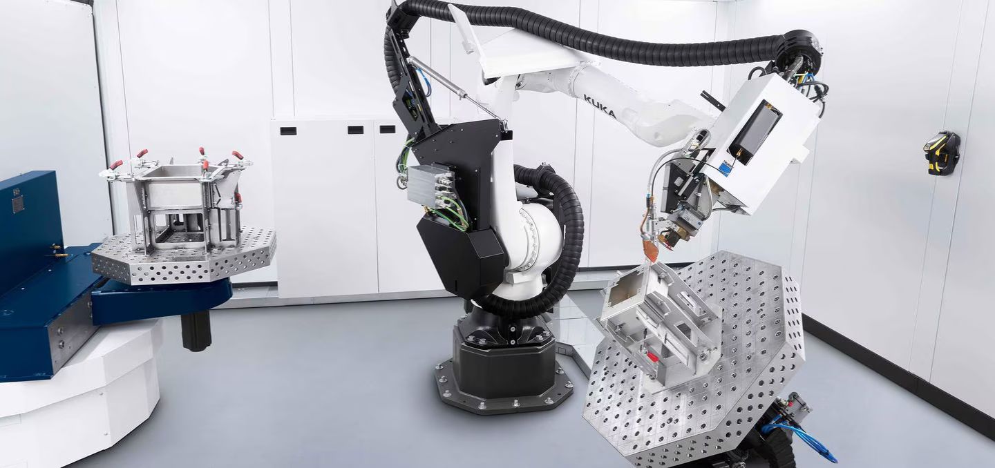 Laserschweissroboter Arm macht gerade einen Schweissvorgang