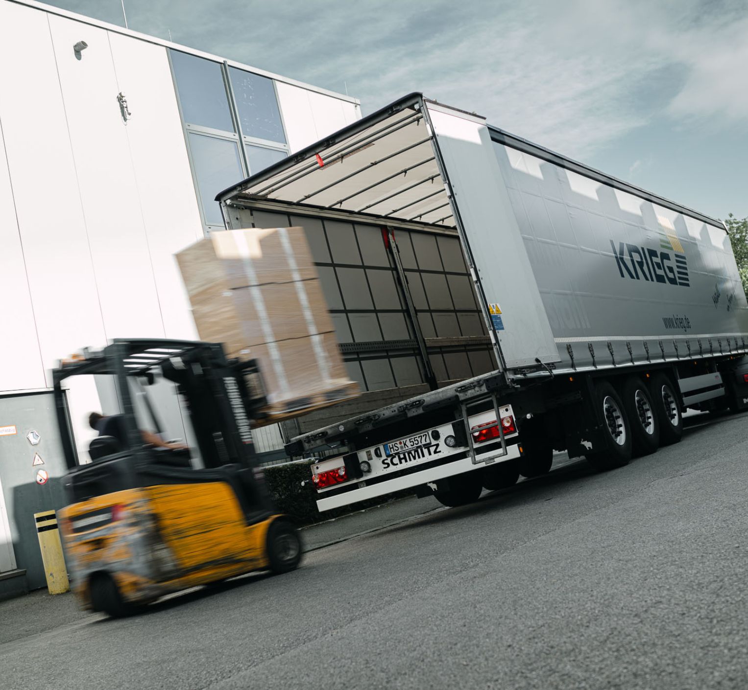 Ein LKW wird durch einen Gabelstapler bei Krieg Elektronik Gehäusebau beladen.