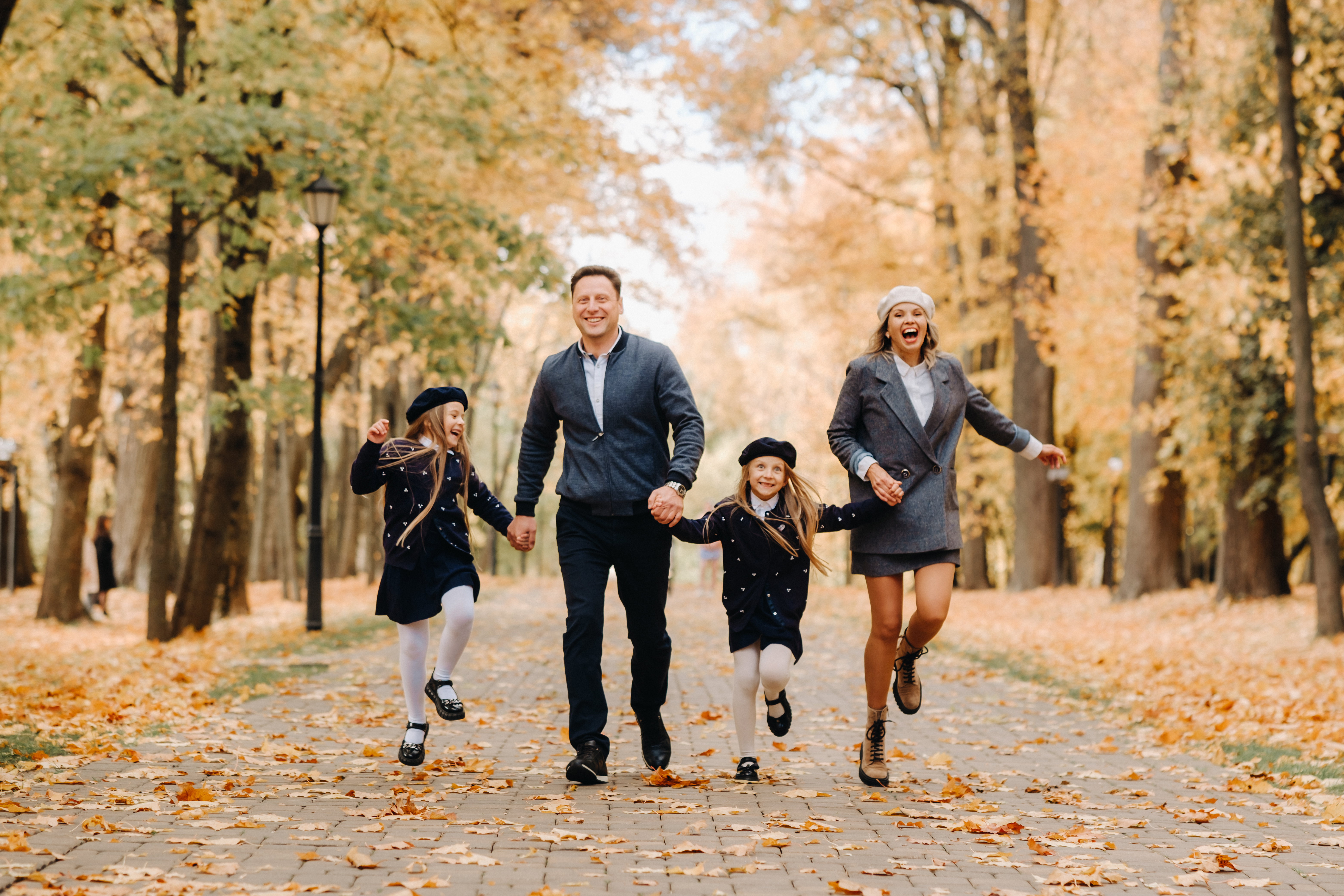 Familia caminando en el parque